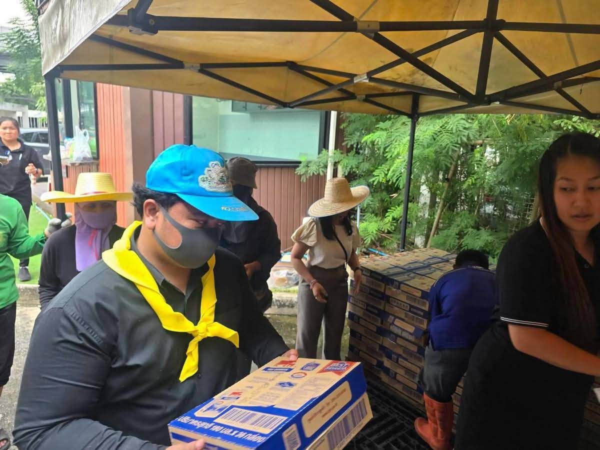 title - ส.ป.ก. ร่วมภารกิจขนส่ง “นม” UHT ไทย เดนมาร์ค จำนวน 6,000 กล่อง เพื่อช่วยเหลือประชาชนผู้ประสบภัยน้ำท่วมในพื้นที่กรุงเทพฯ และปริมณฑล